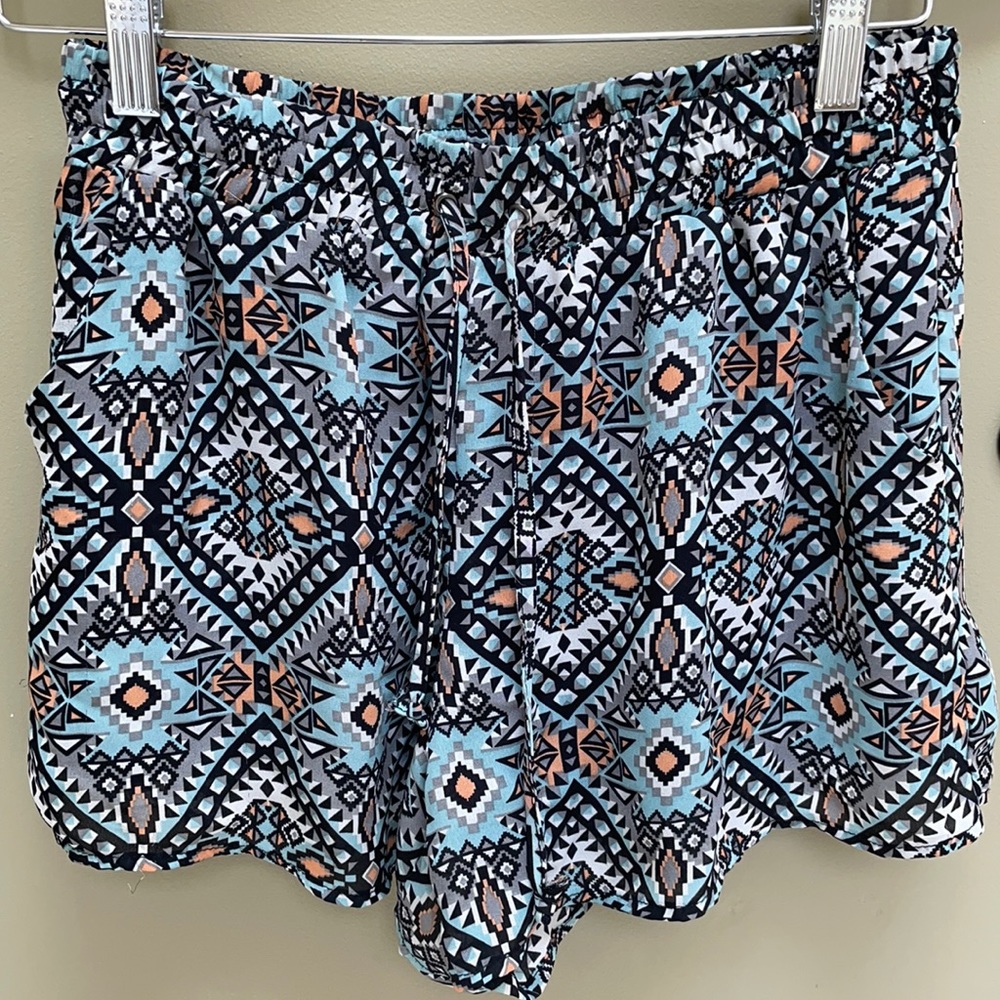 Geometric tie shorts